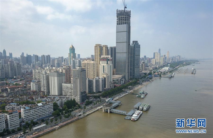 黄鹤楼中吹玉笛江城五月落梅花，武汉自古又称“江城”